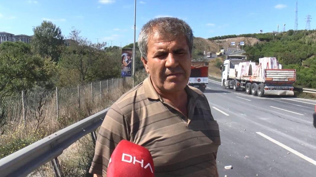 TIR’ın dorsesinden saçılan mermerler otoyolu felç etti 7